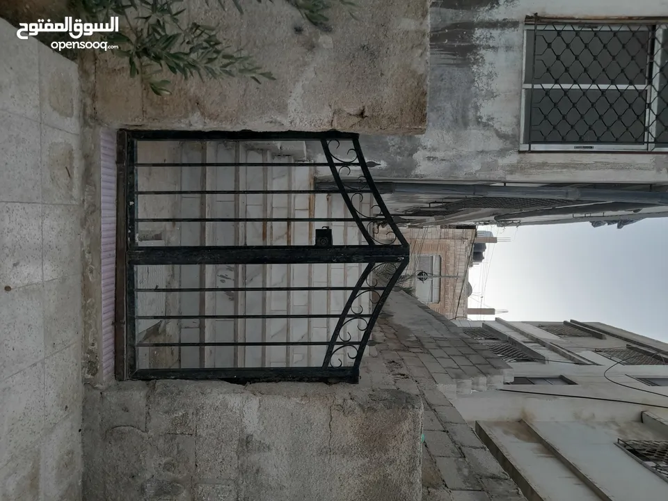 بيت للبيع في الزرقاء الجديده نزلت السيران مقابل أهل العز . فقد ب 39 ألف .