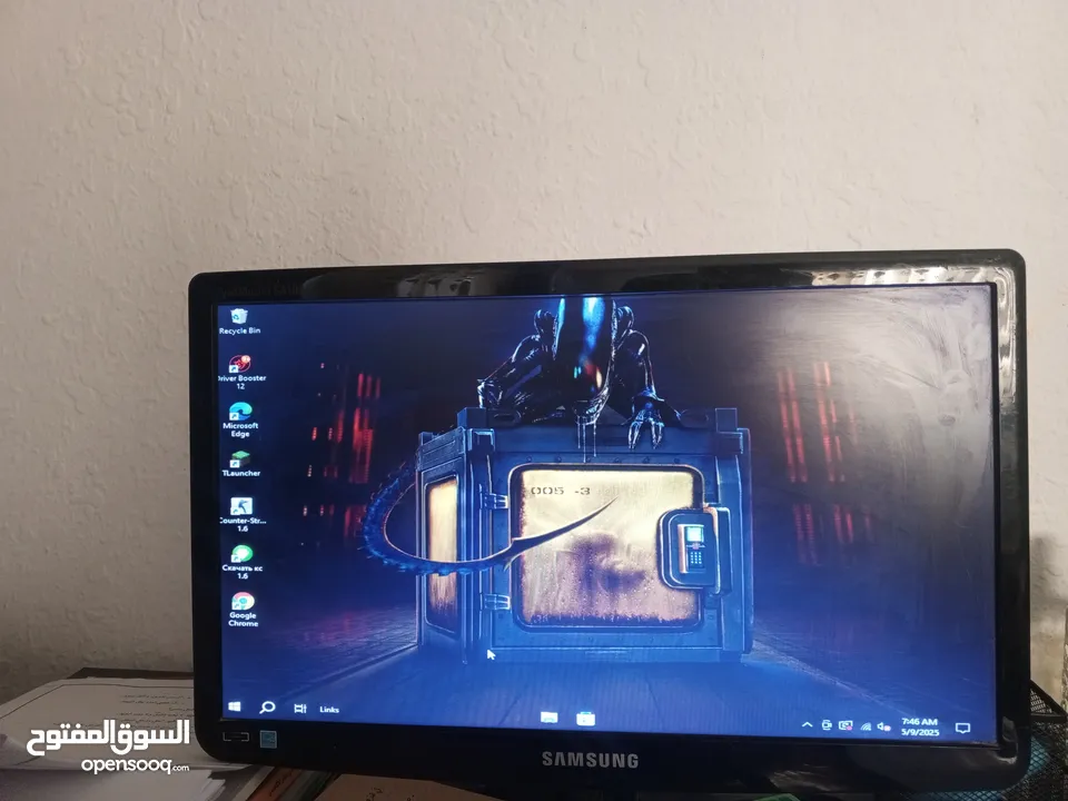 كمبيوتر مع جميع الملحقات
