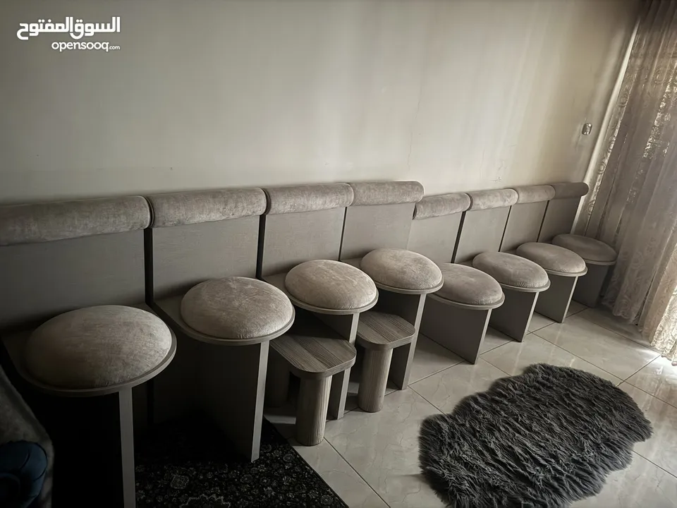 كراسي وطاولات