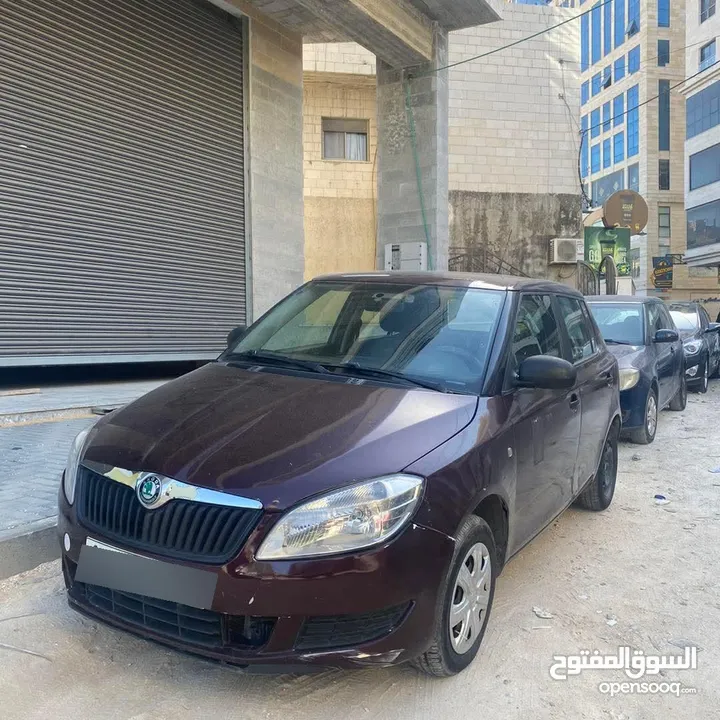 سكودا فابيا 2013 ماطور 1400  جير عادي اصل اجار السيارة تخلو من القص الطولي والعرضي بدي سليم