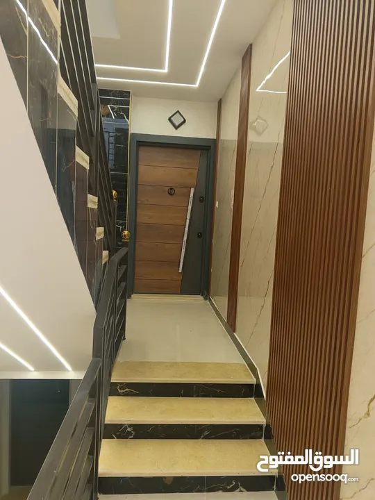 شقة فاخرة مع روف و تراس مكشوف بإطلالة بانورامية للبيع