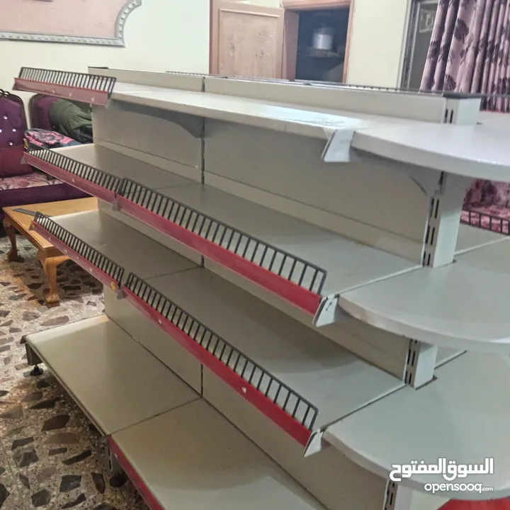رفوف وسط سوبرماركات