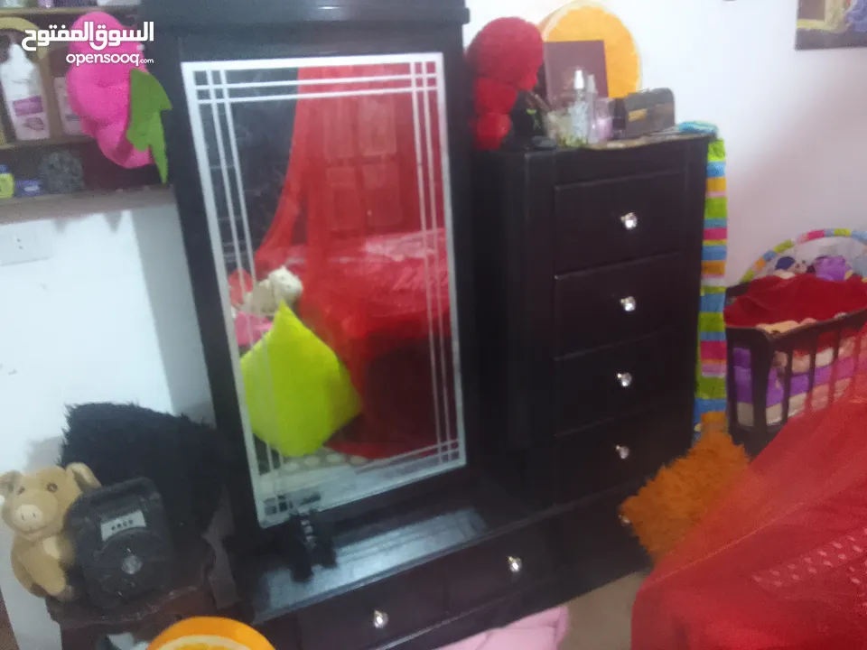 غرفة نوم خشب لاتية بالكامل نضيفة