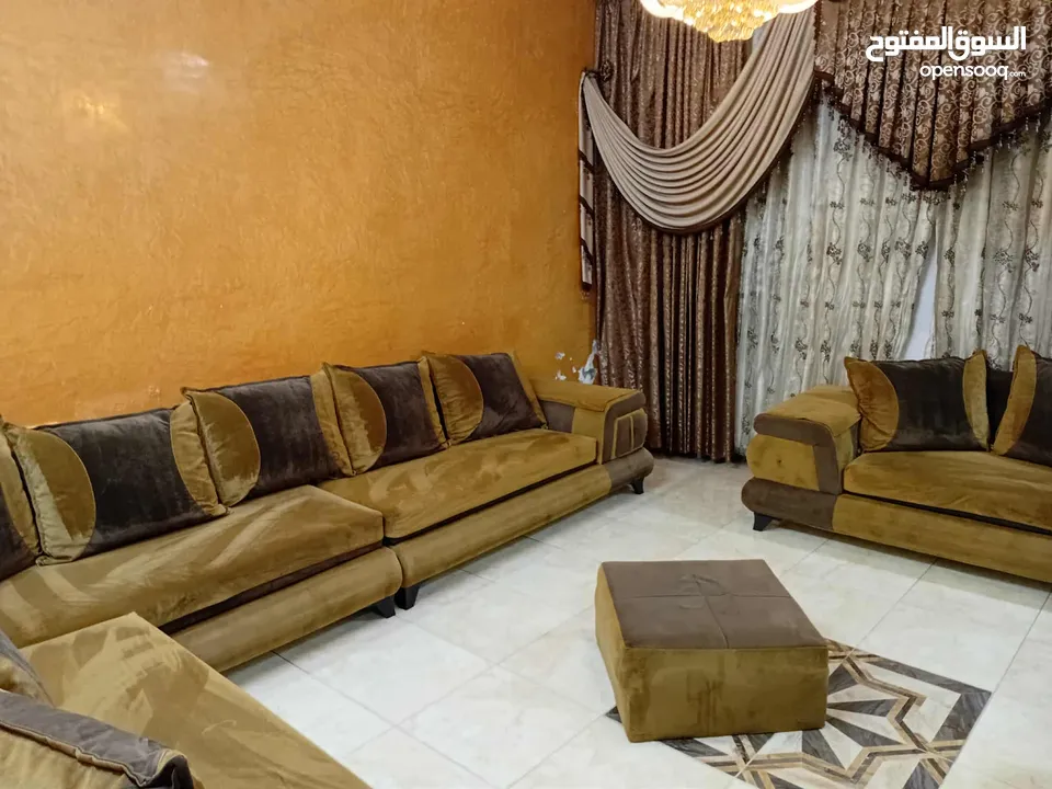 طقم كنب شبه جديد 9 مقاعد مخمل تفصيل