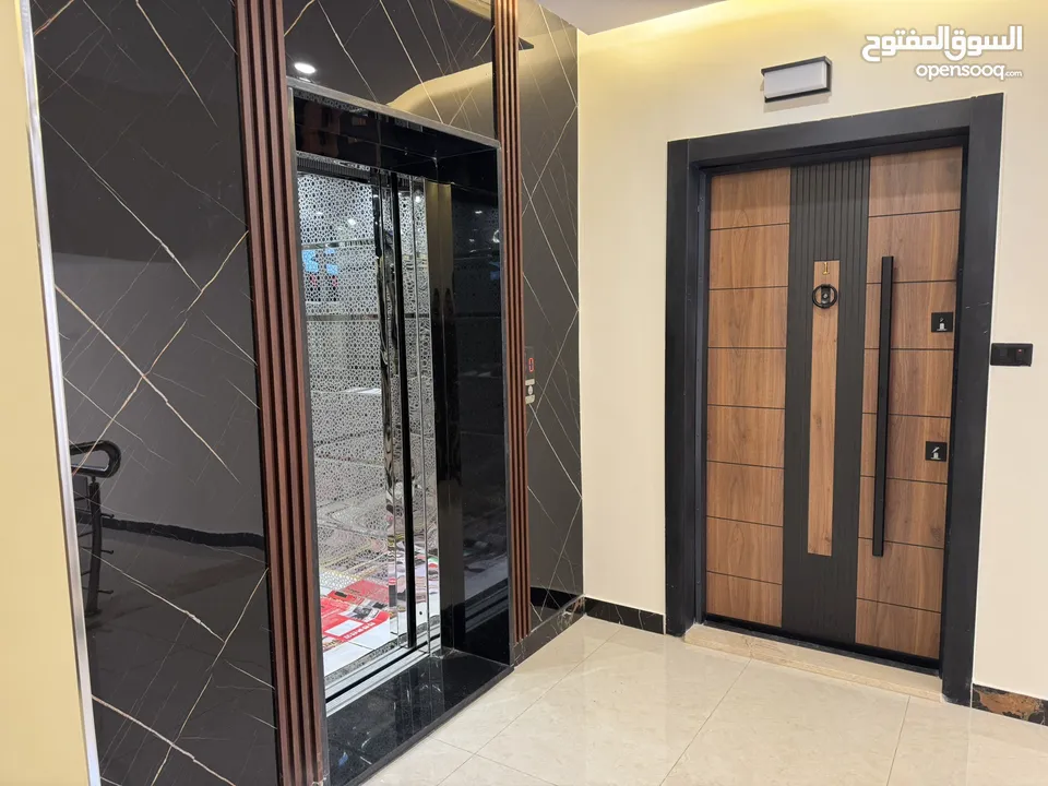 شقة طابق اخير مع رووف بمساحة داخلية 230م في طريق المطار - البنيات