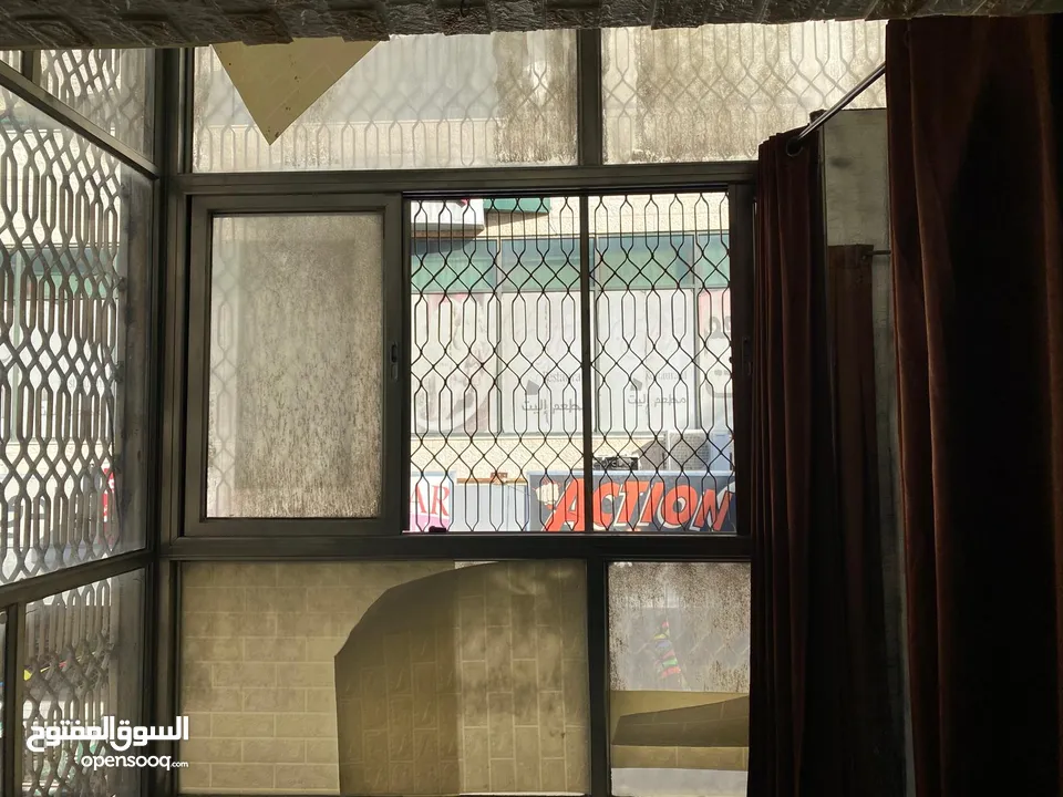 محل تجاري للإيجار في مدينة نابلس في عمارة قناديلو الطابق الأول مقابل دخلة طولكرم و فوق شاورما ساحيتا