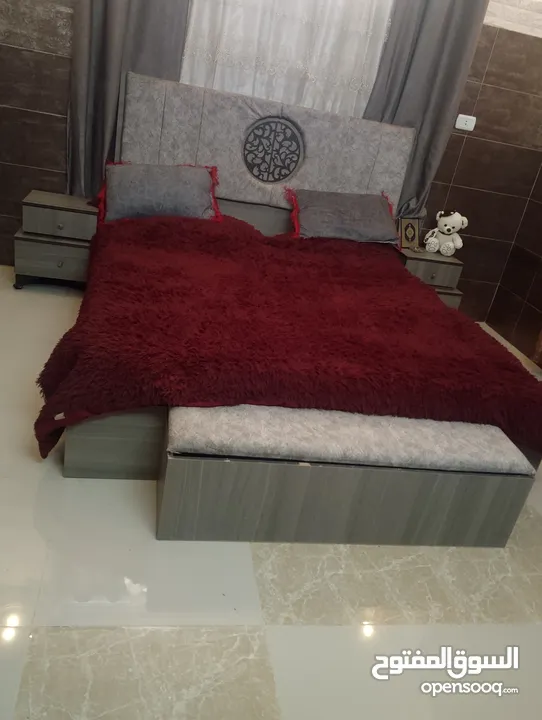 غرفه نوم مكونه من تخت وكومندينتين وتواليل وملحق تخت