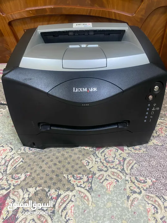 طابعة lexmark الاصلية اسراءيلة مش ملونة يوجد معها شاحن شغالة حبرها رخيص بالاسواق ممتازة للمکاتب