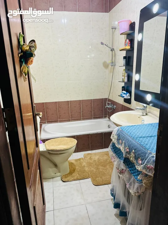 شقة طابقية فاخرة للبيع المستعجل بسعر مغري بالزرقاء الجديدة شارع الفلاتر بجانب مسجد عطالله الغويري