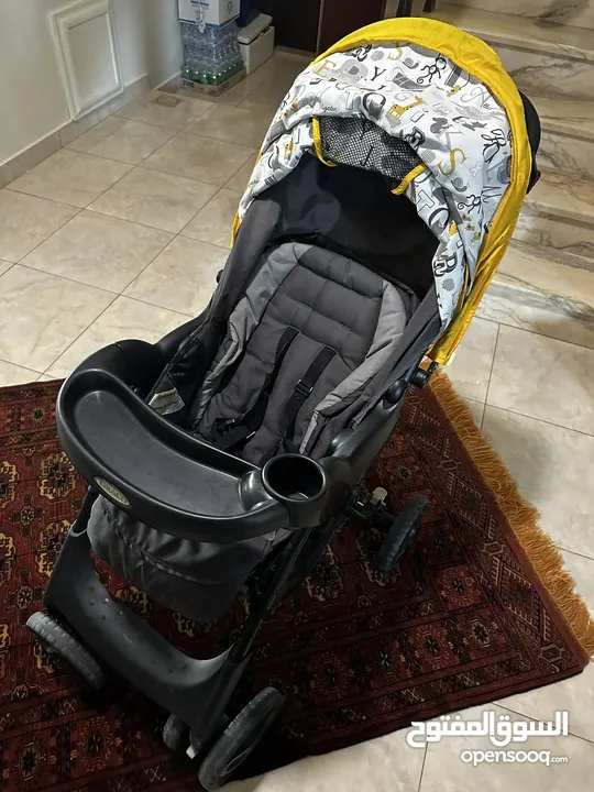 عرباية اطفال مع مقعد سيارة نوع GRACO