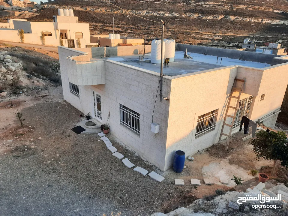 بيت مستقل وقوشان مستقل بناء حديث واجهتين حجر