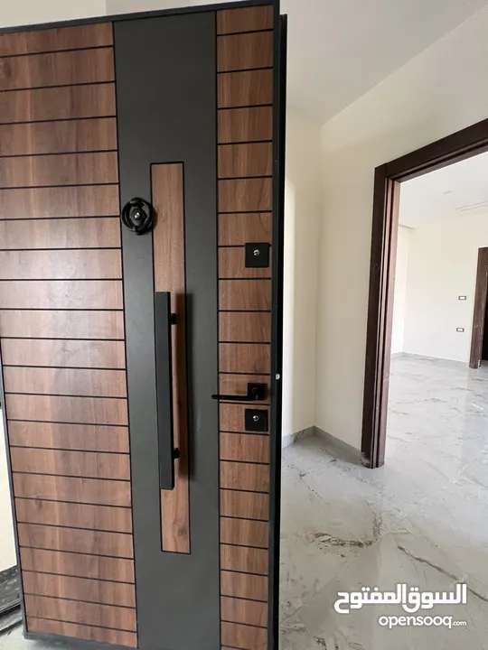 شقق مميزة للبيع 250 متر في ارقى مناطق شمال عمان شفابدران متوفر طابق اول وطابق أرضي وأخير مع روف مميز