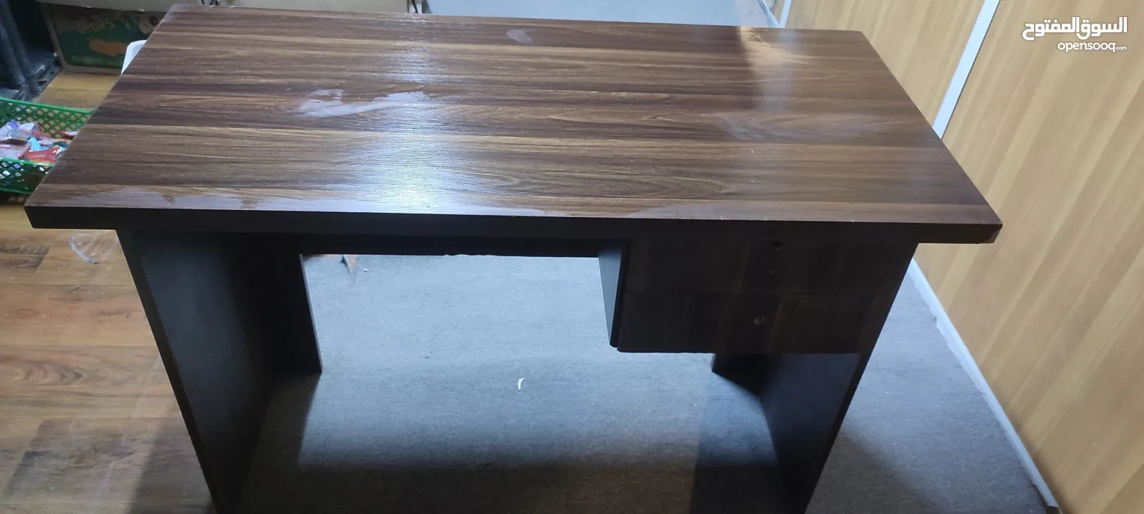 طاولة مكتب خشب الآتية الثقيل مع كرسي مكتب ورفوف بلاستيكية نوع الاصيل
