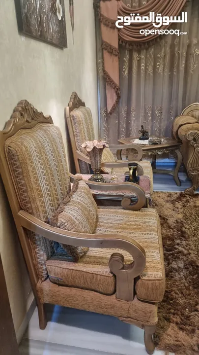 طقم كنب وطقم طاولات وسط وطقم طاولات سيرفس و برادي للبيع بسعر مغري جميع الاثاث تفصيل لا يوجد اي كسر