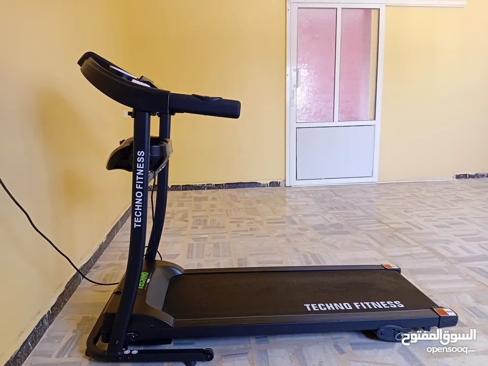 جهاز مشي كهربائي منزلي من نوع TECHNO FITNESS بحالة شبه جديدة-متعدد الوضائف مع شاشة رقمية وجهاز تدليك