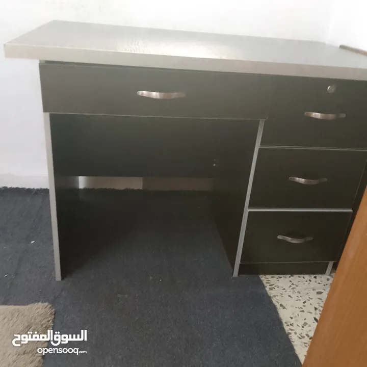 مكتب ممتاز جداً للدراسه و للكمبيوتر