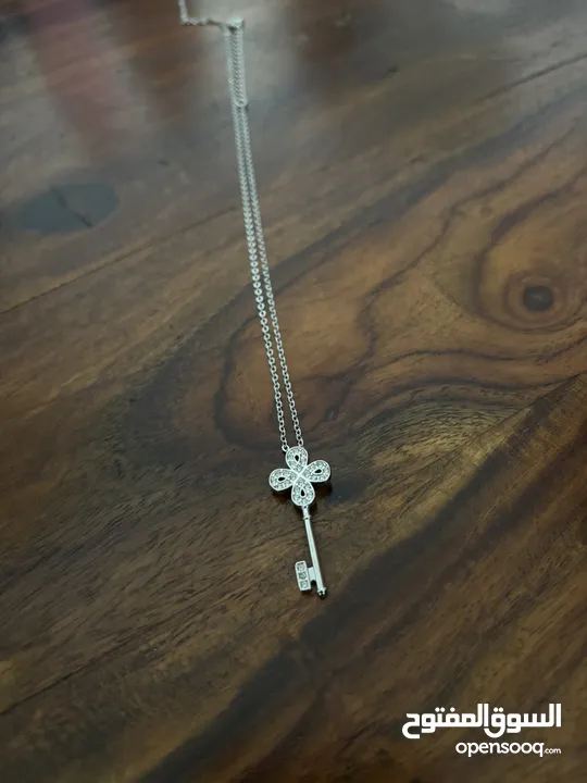 Swarovski key necklace - worn once. In very good condition.
