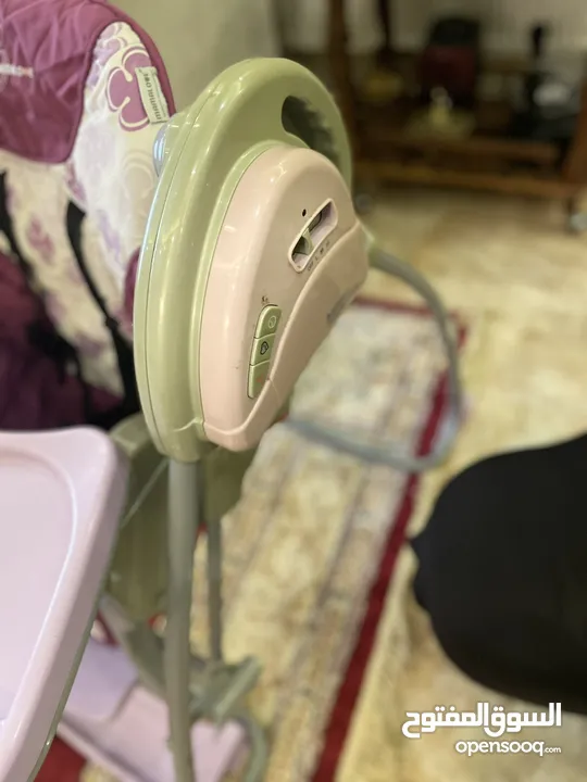 كرسي طعام ومرجيحه بالإضافه إلى فرشه العاب من شيكو وحوض استحمام مع فرشة غيار من كام الاسبانيه للبيع