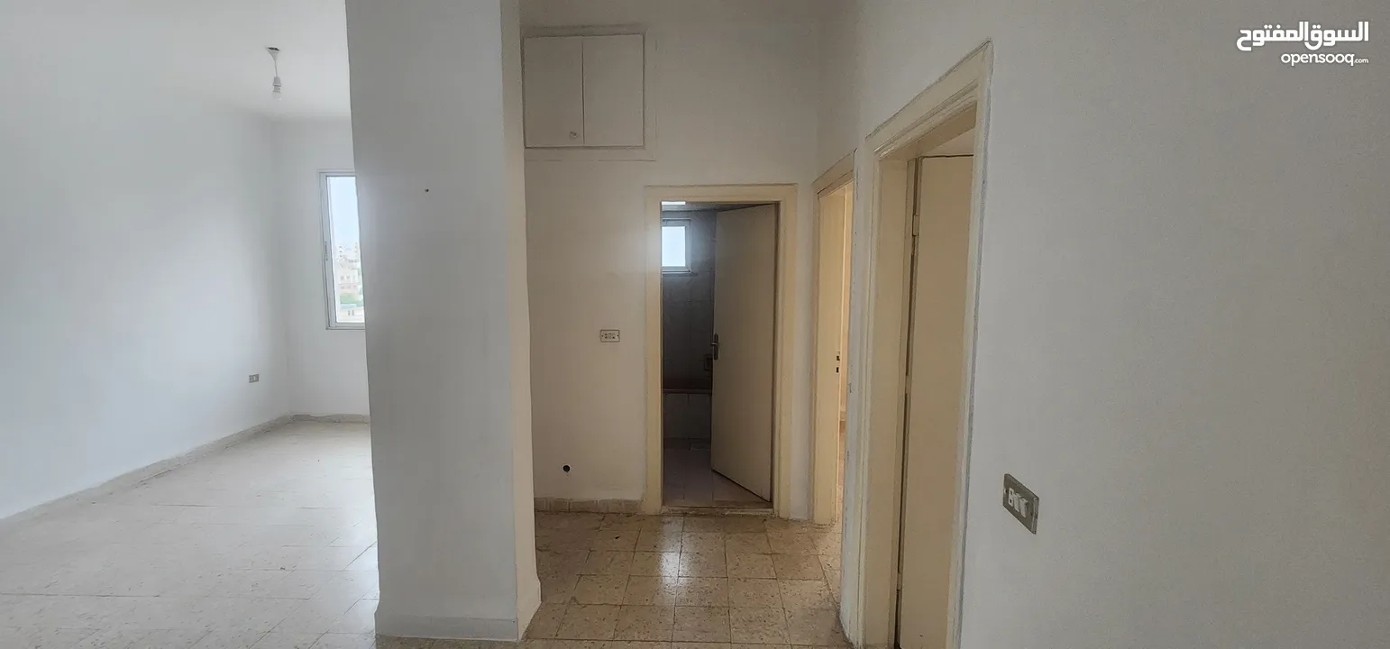 شقه في عماره للبيع حي عدن / جبل النصر قرب مسجد ناصر داود نصر الله