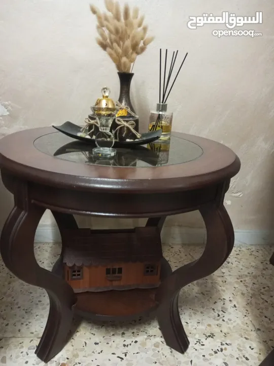 كنب تفصيل باللونين السكني والبيج مكون من سبعة  مقاعد بحالة الوكالة جديد