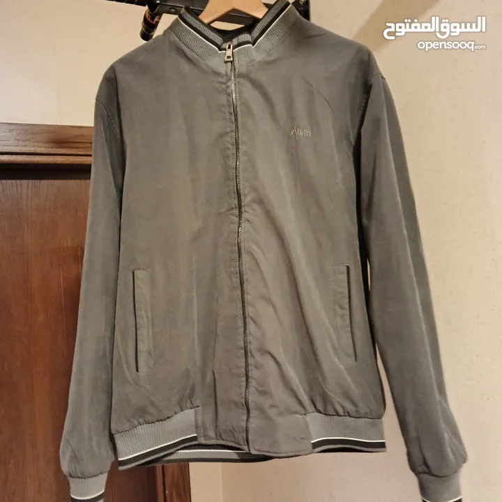 جاكيت ALVIN الاصلي دبل فيس يلبس على الجهتين الجكيت مستعمل استعمال خفيف وبحال الجديد