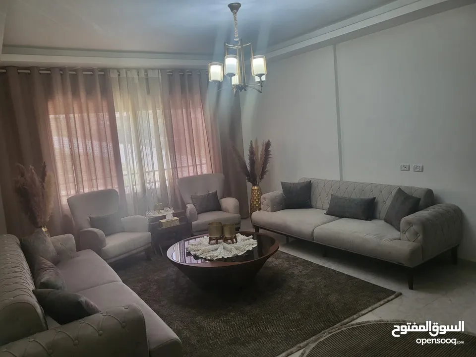 شقة 205 متر طابق اول بالقرب من كوكاكولا (نزول مخماس) مميزة جدا