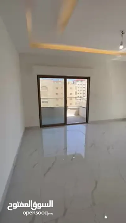 ثالث مع روف في ضاحية الياسمين بتشطيب مميز اطلالة على عميش