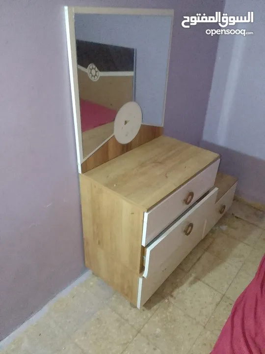 غرفة نوم للبيع خزانة وتخت عدد 2 وتسريحه وجرار