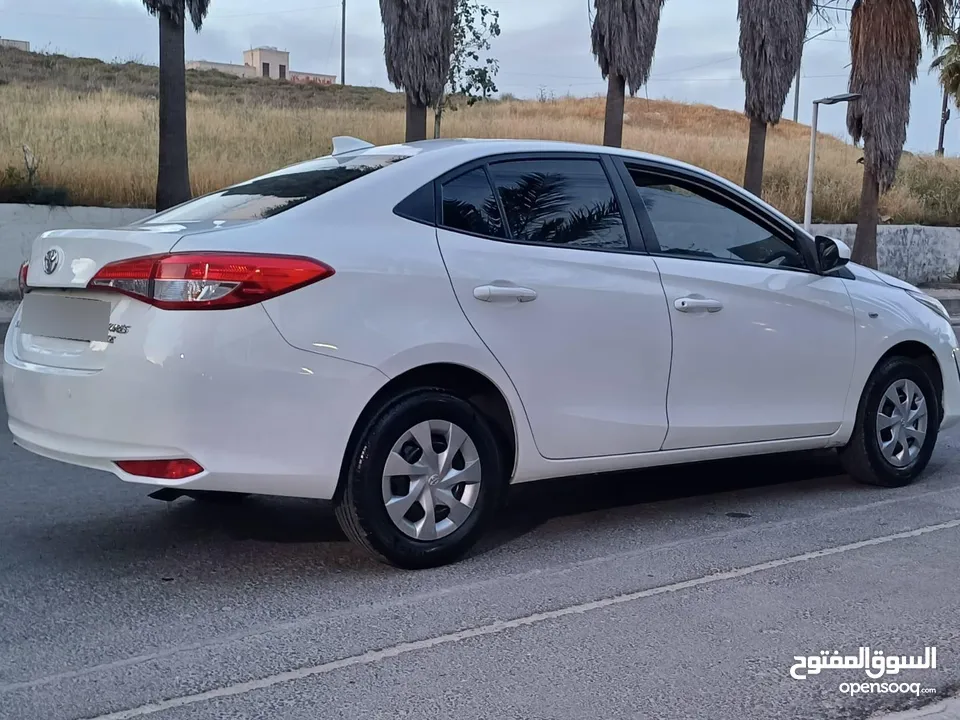تويوتا يارس 2019   ماتور 1500cc بسعر 11500 دينار  الشكل الجديد فحص كامل 7 جيد بدون ملاحظات او قصعات
