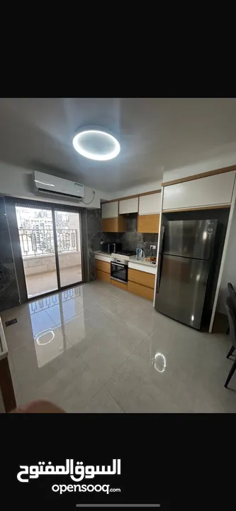 غرفة في سكن مفروش بالكامل  البيت عبارة عن ثلاث غرف نوم كل غرفة فيها شخص واحد فقط ومكيف في كل غرفة