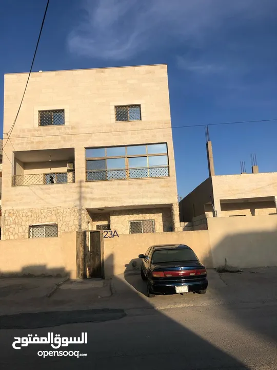 بيت طابقين وروف وطابق واجه حجر