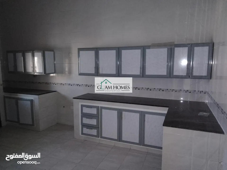 Spacious 4 BR villa for rent in Shatti Al Qurum Ref: 710J