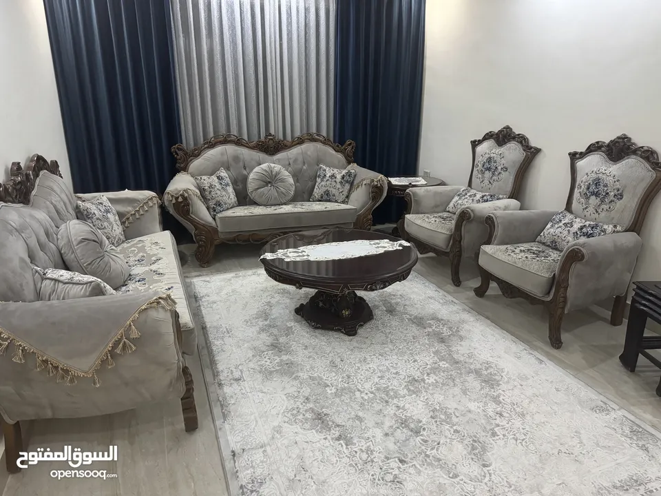 كنب أنيق لغرفة الجلوس بتصميم عصري – 7 مقاعد