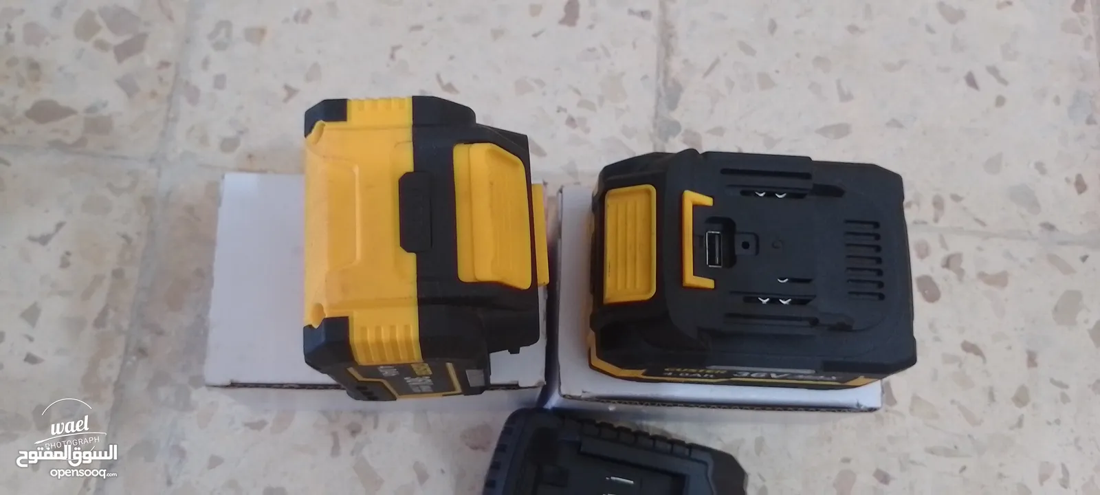 بطاريات وشاحن