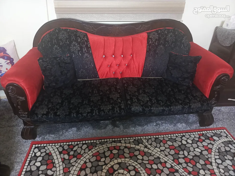 كنب لون احمر واسود بحالة جيدة