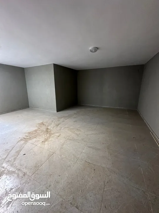 شقه للبيع مع حديقه بعين منجد