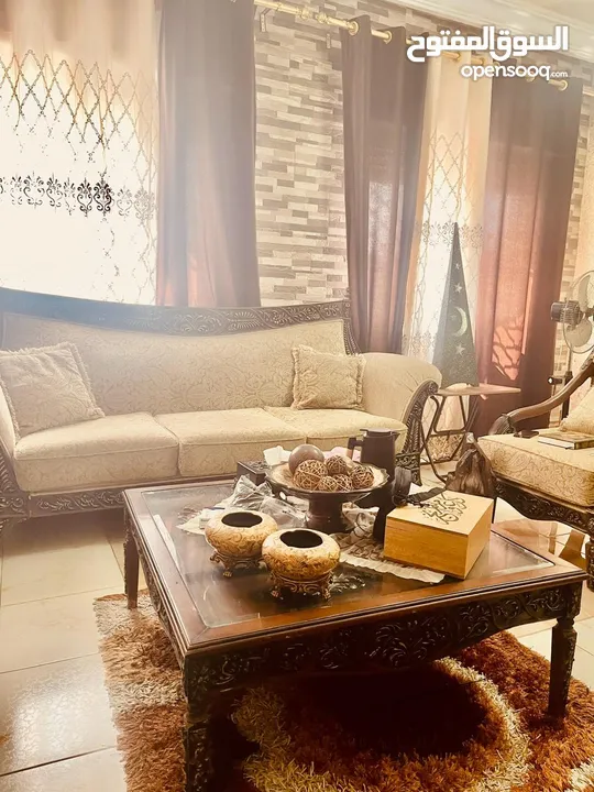 طقم كنبايات وطاولة سفرة خشب زان لون لوزي استعمال خفيف للبيع