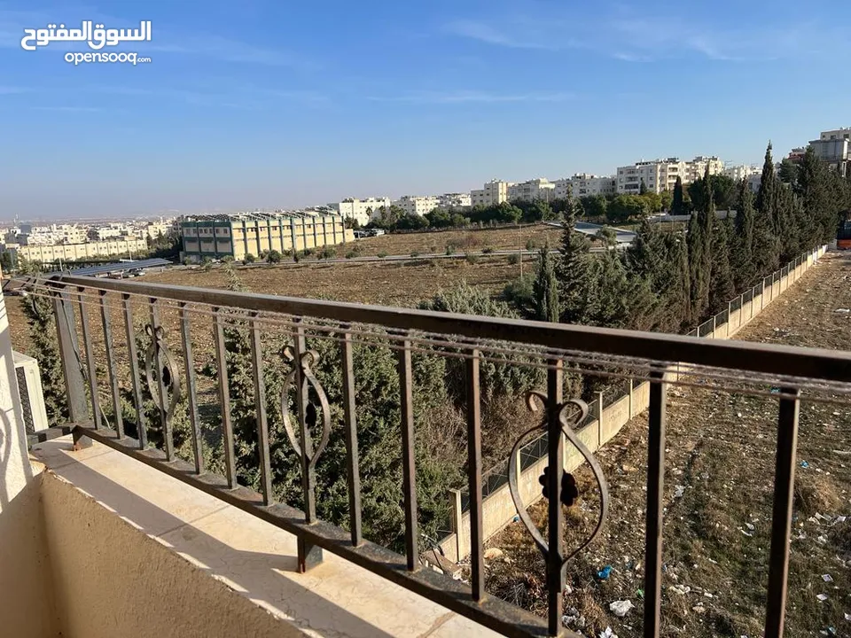 شقة مفروشة مساحة 61م للبيع، مقابل البوابة الجنوبية لجامعة اليرموك/اربد