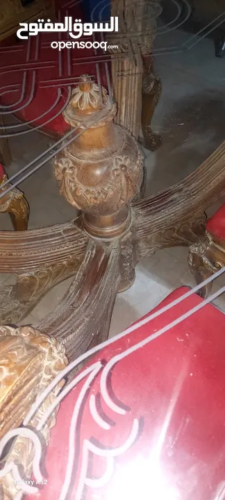 طاوله سفره خشب زان ثقيله جدا نظيفه عدد الكراسي 6 الكراسي بحاجه تنجيد