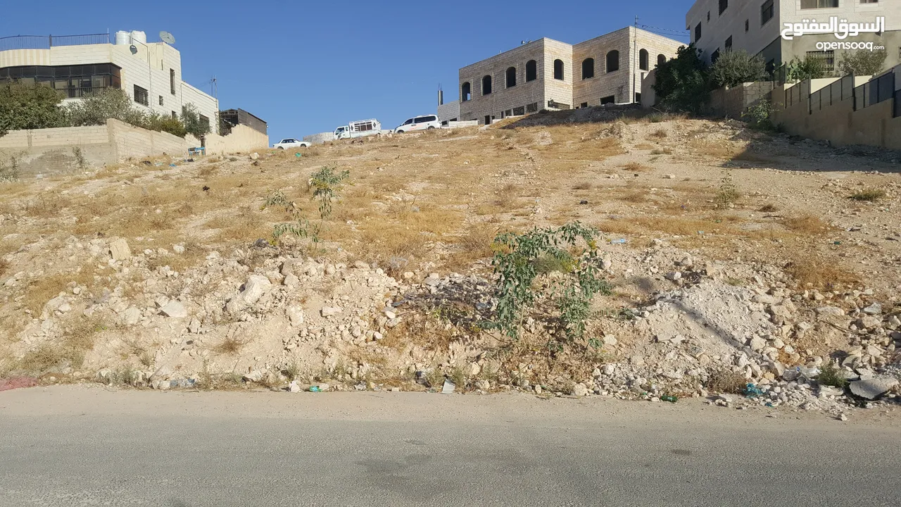 ارض مميزه و ذات إطلالة رائعه على الغرب للبيع من ألمالك مباشره  في اجمل مناطق  ألمرقب تستحق المشاهده
