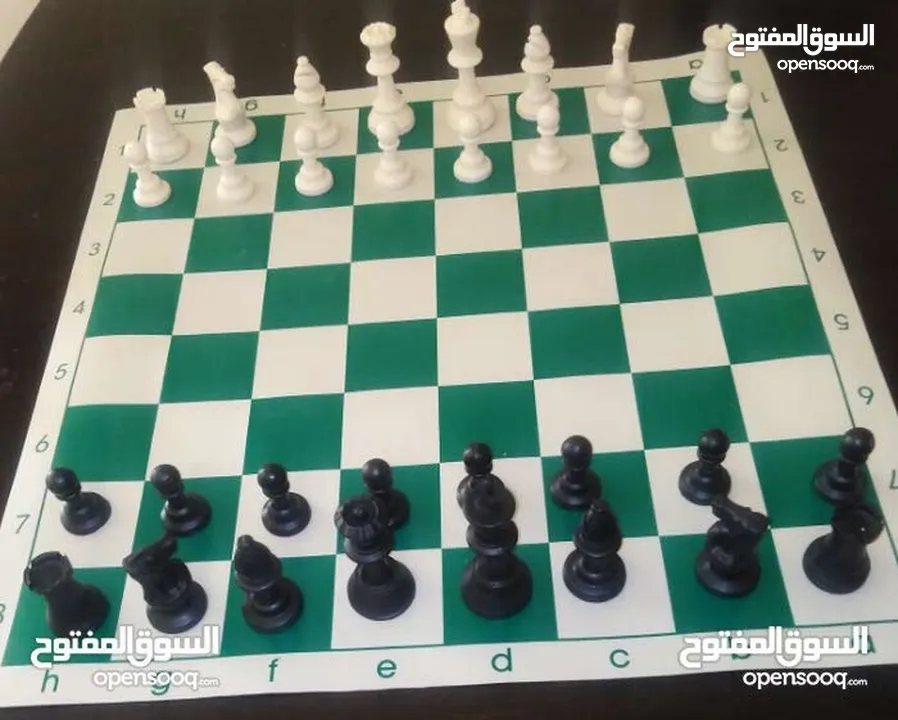 رقعة شطرنج جلد رول بطولات. احجار الشطرنج عظم  مع شنته