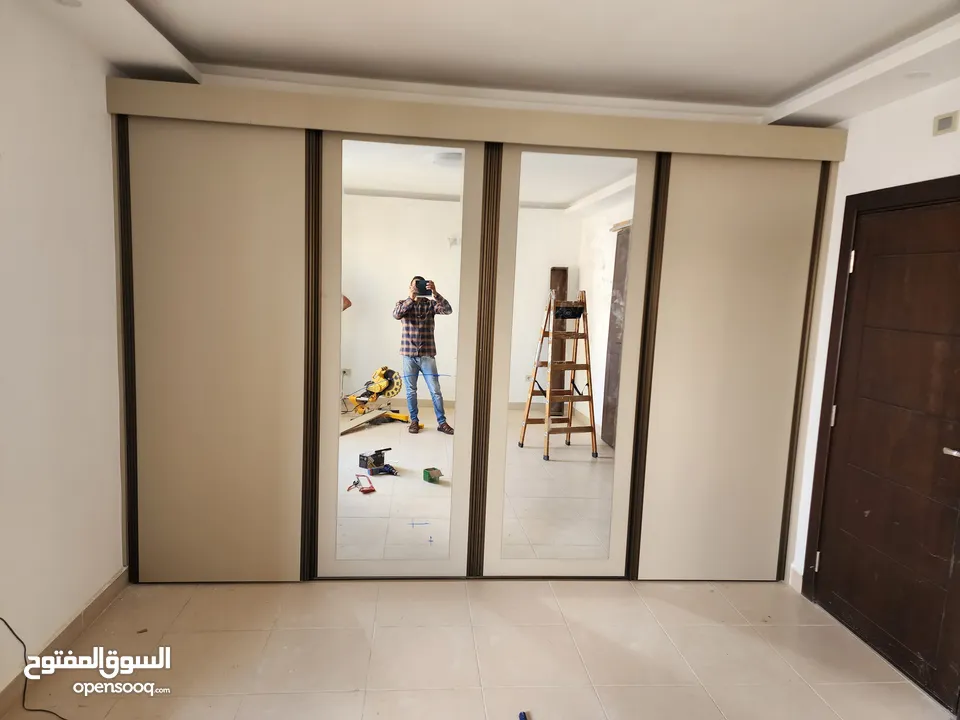 خزانه حائط بافضل التصاميم العصريه اضائه داخليه