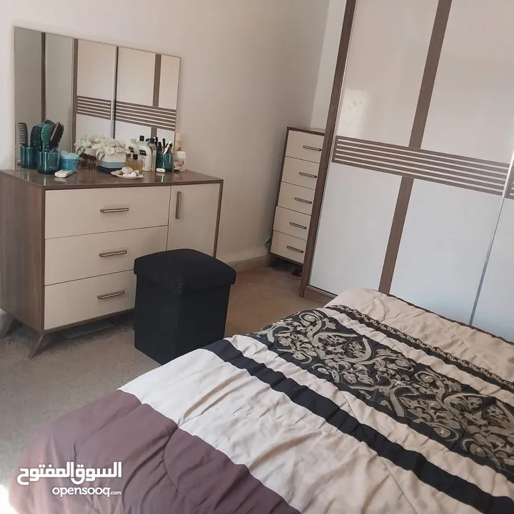 غرفة نوم بحاله جيده جدا