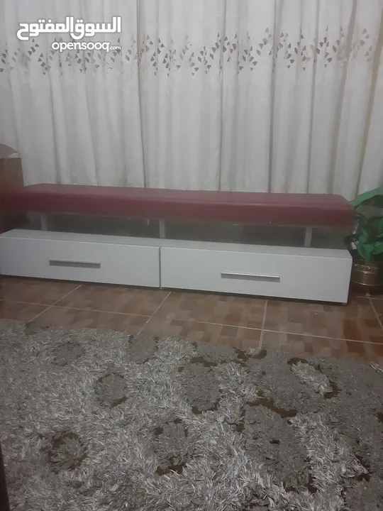 مقعد منجد وجرارات  عريضه يستخدم لغرفة النوم عند نهاية السرير بحالة الجديد وممكن يستخدم للانتريهات