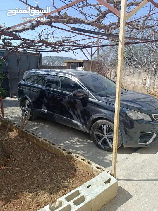سيارة بيجو 5008