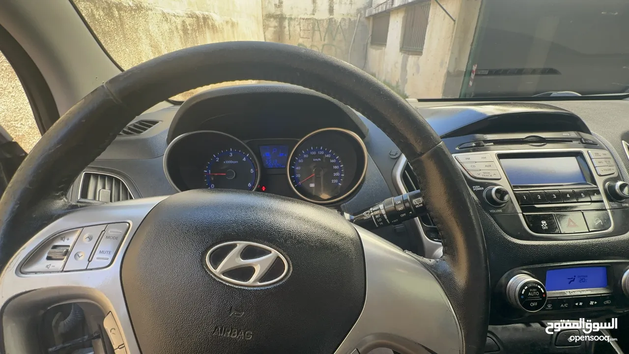 2009 ‏Hyundai توسان LX20 اربع ابواب، اللون فيراني، الكراسي جلد والسيارة 92,000 كيلو فقط وبحالة رائعة