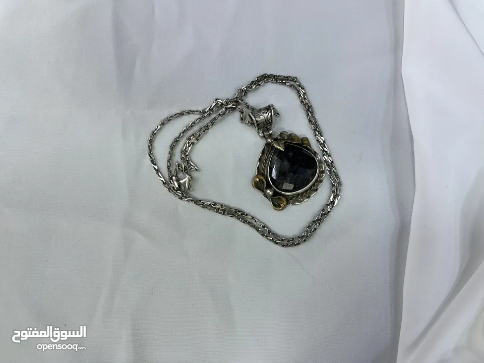 ‎السنسال الفضي الإيطالي عيار *925* مع التعليقة الفضية بحجر *اللابرادوريت التركي* بوزن *21.77