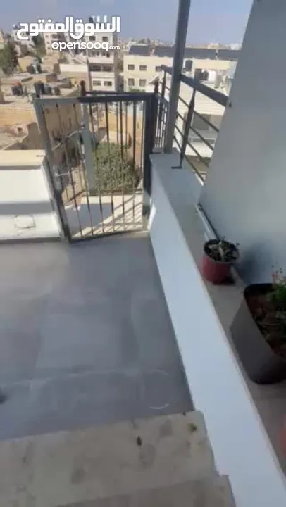 شقة غير مفروشه للايجار في بيتونيا طابق رابع بدون مصعد باجره 1300 شيقل غير شامل الخدمات يوجد عموله