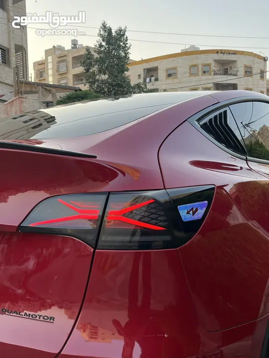 تيسلا Y 2022 performance لون خمري مميزة داخلي ابيض الاداء العالي دفع رباعي وبسعر مغري جداً جمرك جديد