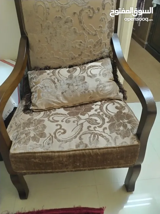 طقم كنب  للبيع 7 مقاعد لون بني بحاله  ممتازه 2 مفرد وثلاثيه وثنائيه